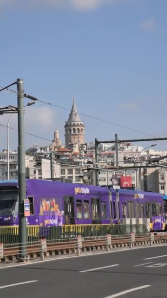 ターキー イスタンブール 2023年6月1日 エミノカン橋のT1トラム — ストック動画