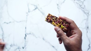 Protein çubuğu tutmanın üst görünümü ,