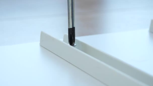 Człowiek Używa Śrubokrętu Żeby Wkręcić Śrubę Kawałek Białego Plastiku — Wideo stockowe