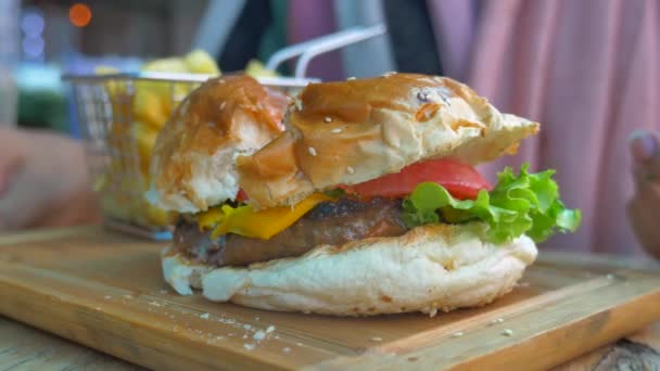 Mână Care Ține Burger Vită Masă Aproape — Videoclip de stoc