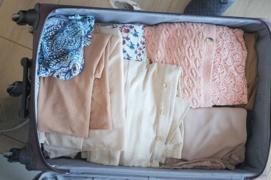  Kadınlar bütün giysileri bagajdan çıkarır. .