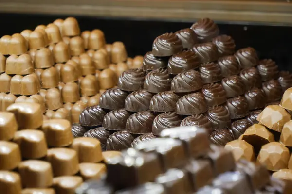 Dükkanda sergilenen siyah çikolata şekeri ,