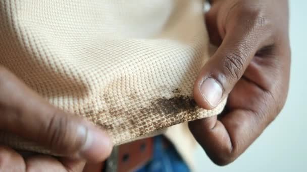 Homens Segurando Camisa Suja Mostrando Fazendo Mancha — Vídeo de Stock