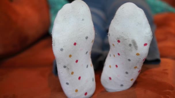 Osoba Leží Gauči Nohama Nahoře Oblečená Bílých Puntíkovaných Ponožkách Jejich — Stock video