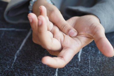  Genç kadın elleri bilek ağrısı çekiyor.,