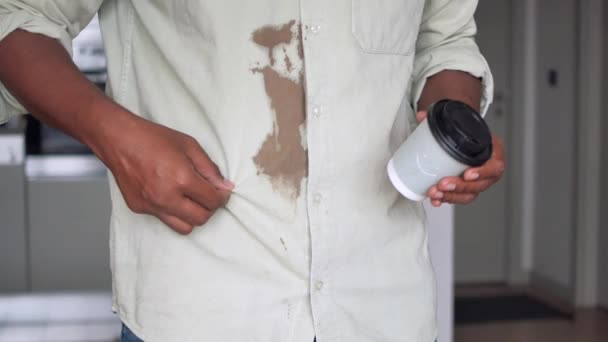Männerhände Mit Verschüttetem Kaffee Über Seinem Hemd — Stockvideo