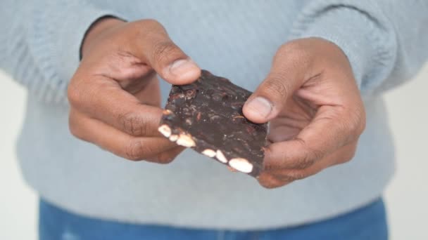 Mano Sosteniendo Chocolate Negro Con Nuez Mixta — Vídeo de stock