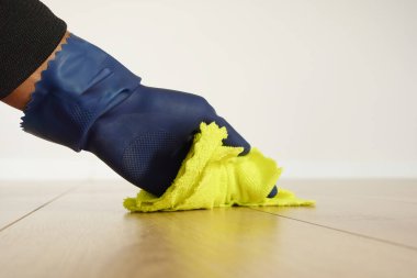 Bir adam elleri bezle yerleri yıkıyor. .