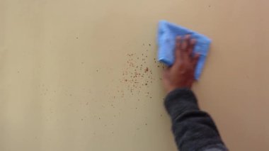 Kişi el temizleme masası kumaşla .
