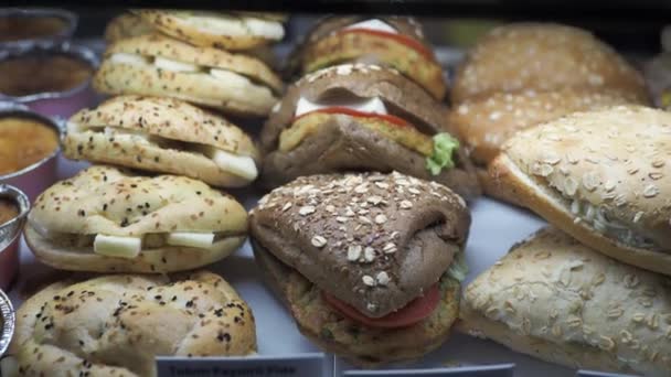Uma Vitrine Cheia Uma Variedade Sanduíches Fast Food Doces — Vídeo de Stock