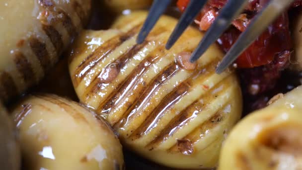 土耳其烤橄榄在一个碗里 — 图库视频影像