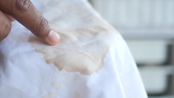 Memegang Kemeja Berwarna Putih Kotor Menunjukkan Noda Membuat — Stok Video