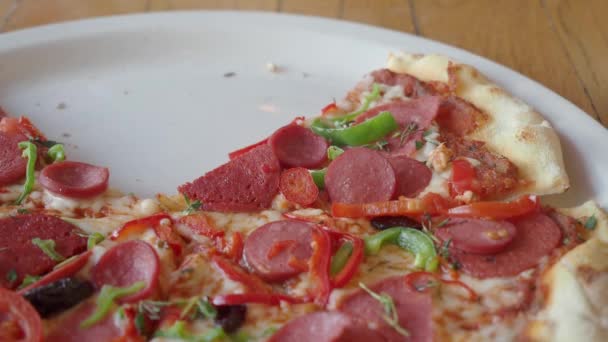 Handplockande Pizzabit Från Tallrik — Stockvideo