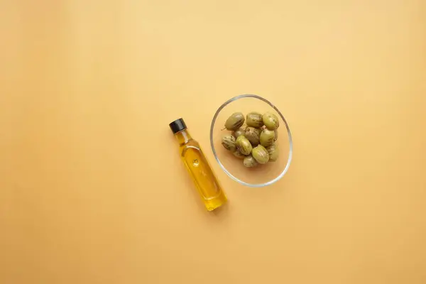 Пляшка Оливкової Олії Свіжої Оливкової Олії Тарілці Столі — стокове фото