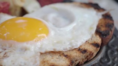 Taze kızarmış yumurtalı tost.