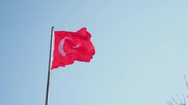 Gökyüzüne Karşı Türk Bayrağının Düşük Açı Görünümü