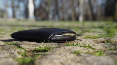  Cüzdanı bir parkta yerde bırakmış. ,