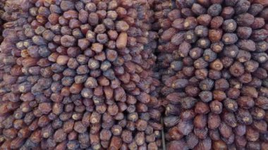  Yerel pazarda çok sayıda meyve satışı tarihi .