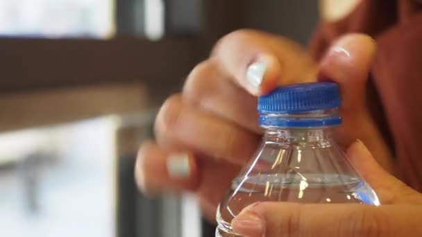 Abrir Una Tapa Una Botella Agua Plástico — Vídeos de Stock