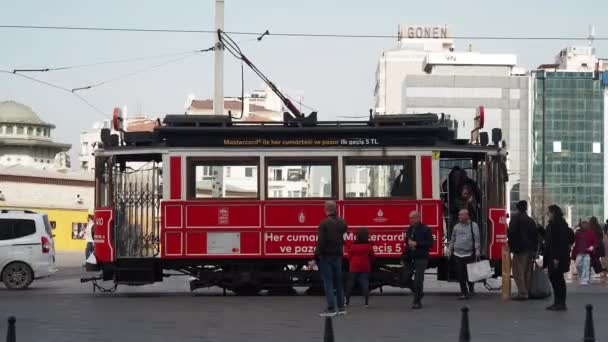 トルコイスタンブール2023年5月12日 Taksim Squareのノスタルジックレッドトラム — ストック動画