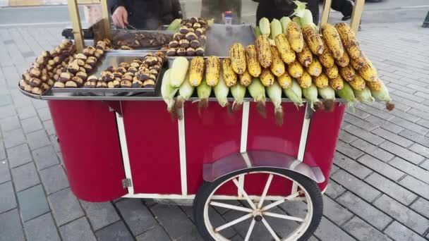 街头小贩卖烤玉米 — 图库视频影像