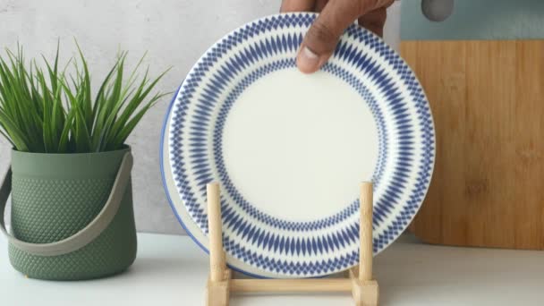 Круглая Тарелка Керамическая Тарелка Кухонном Столе — стоковое видео
