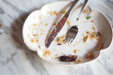 Çatallı boş bir tabak...