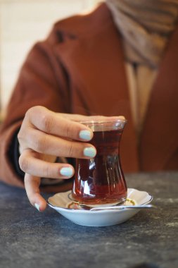 Geleneksel Türk çayı tutan kadınlar.