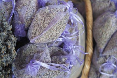 Bir yığın mor lavanta sepeti doldurur ve güzel bir desen oluşturur.,