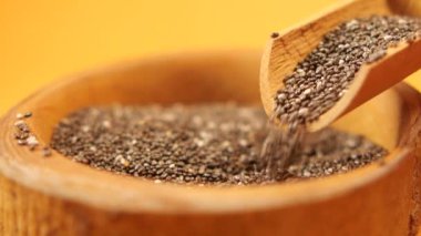  Tahta kaşıktan Chia tohumu dökülüyor. ,