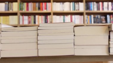 Tahta masadaki kitap yığını. .