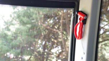 Otobüste güvenlik çekici ve cam kırığı.