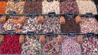 Baharat pazarından renkli bitki çayı, İstanbul 'da geleneksel çay