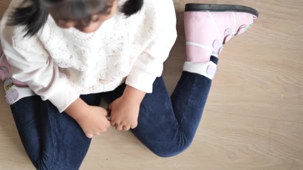 Barn Sittande Hållning Golvet — Stockvideo