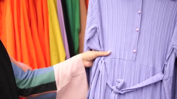 Femme Choisir Des Vêtements Dans Boutique — Video