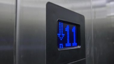 bir asansörde ekranda elektronik numara görüntüsü .