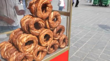 Türkiye 12 Mart 2023. Türk Bagel Simit 'i taksim meydanında bir minibüste satıyor .