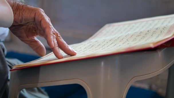 Muslim Tangan Memegang Kitab Suci Quran Masjid — Stok Video