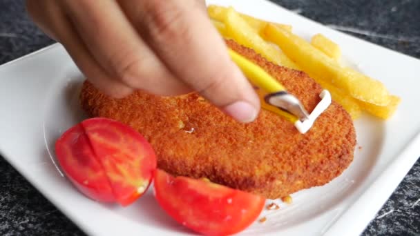 Menempatkan Mayonnaise Pada Ayam Schnitzel Disajikan Dengan Keripik Kentang — Stok Video