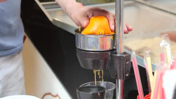 Wyciskanie Pomarańczy Soku Pomarańczowego Kawiarni — Wideo stockowe