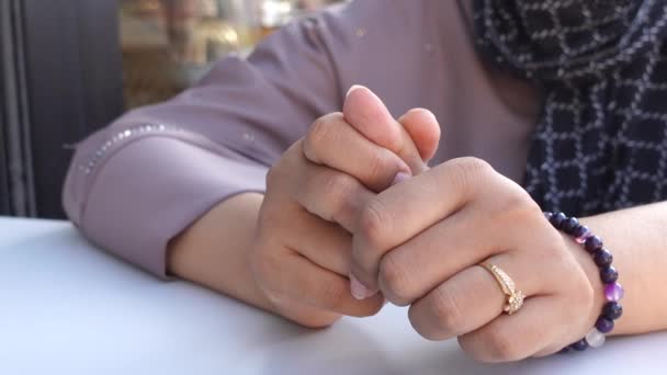 Молодые Женщины Руки Страдают Палец Большого Пальца — стоковое видео