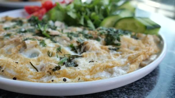 Äta Plain Egg Omelette Bordet — Stockvideo