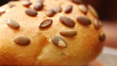 Balkabağı çekirdekli çöreğin yakın çekimi.