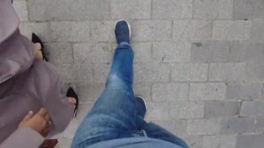 Eski bir yolda yürüyen bir adam..