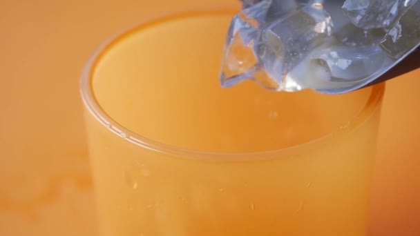 Лиття Кубика Льоду Склянці Чорному Фоні — стокове відео