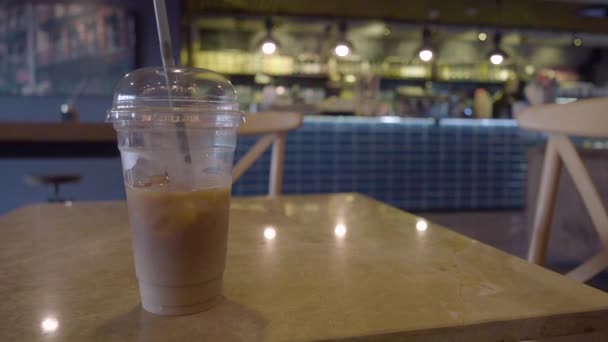Gelado Tarde Vidro Transparente Mesa Café — Vídeo de Stock