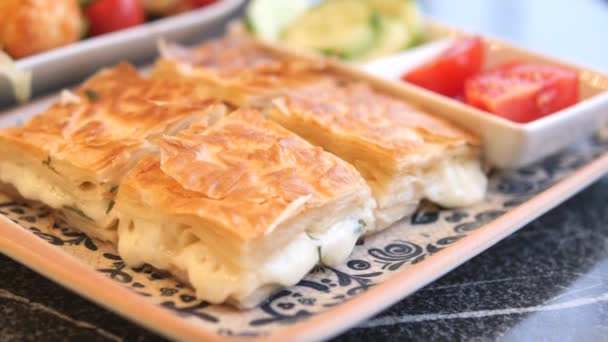 Traditionele Turkse Keuken Gebak Borek Een Bord — Stockvideo