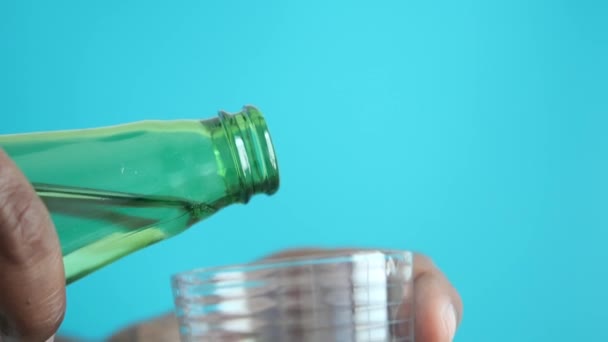 Наливание Безалкогольных Напитков Бутылки Стакан — стоковое видео