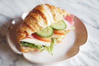 Tütsülenmiş tavuklu sandviç..