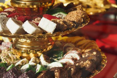  Türk lokumu veya lokum kırmızı, yeşil, turuncu ve sarı renkler